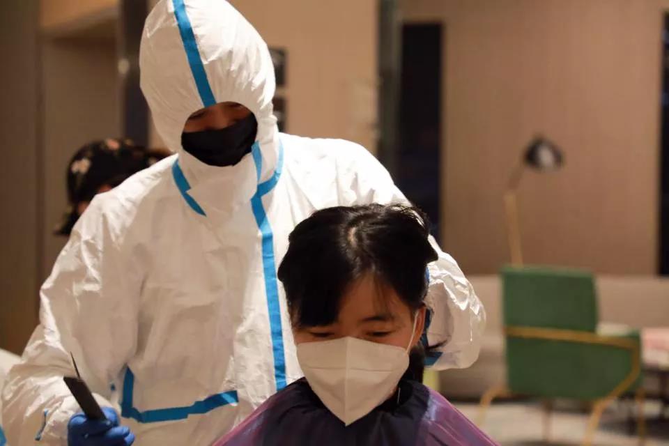 100多位赴武漢醫(yī)療隊女隊員“削”掉秀發(fā) ——武漢市委秘書長說，疫情過去一定為你們請功！