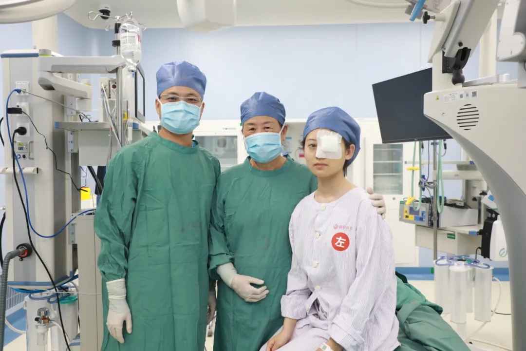 暑期摘鏡潮！18歲女孩開(kāi)啟“無(wú)鏡”人生
