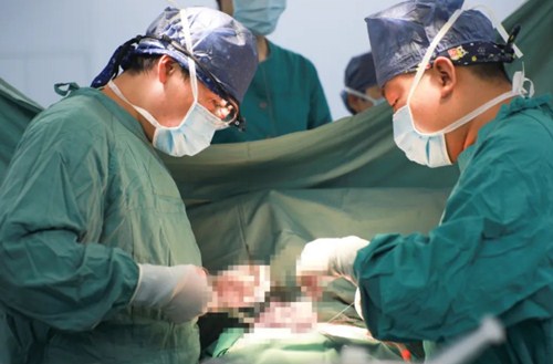 復(fù)診首日，市民排隊掃碼，有序就診……