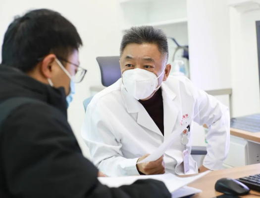 他們?nèi)找箞?jiān)守，為患者照亮就診之路