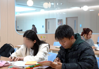 治療、學(xué)習(xí)兩不誤！病房里開啟了“小課堂”