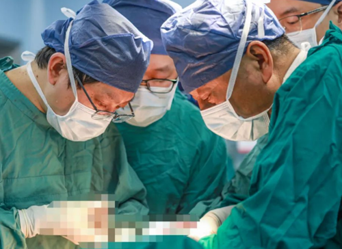 挑戰(zhàn)胸外領域“珠峰”！他為71歲老人摘除胸內(nèi)巨大罕見腫瘤