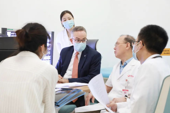 門診、查房、學術(shù)交流……全美排名第一的妙佑醫(yī)療國際專家團隊參與“首屆國際醫(yī)學高峰論壇”國際診療日活動