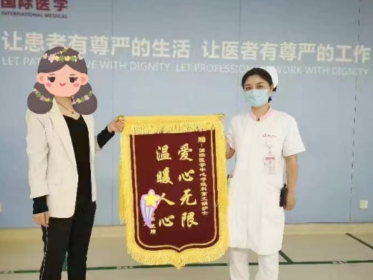 點贊正能量！95后護士救下走失老人 暖心一扶顯大愛