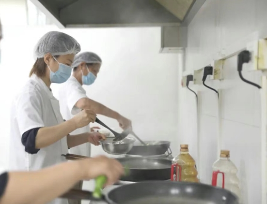 灶火燃起時，醫(yī)院飄出“家的味道”